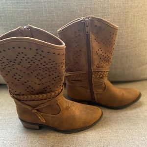 Girls brown western boots size 13.